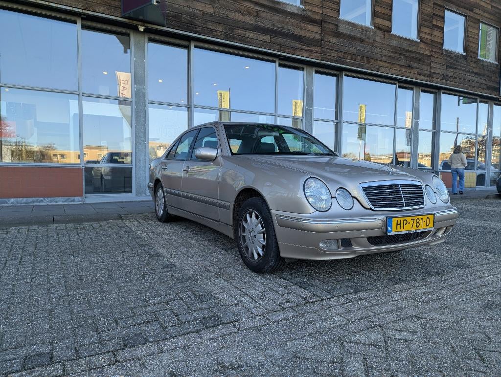 Mercedes-Benz E-Klasse E240 AUT NIEUWE APK YOUNGTIMER LAGEKM, Auto's, Mercedes-Benz, Automaat, Achterwielaandrijving, Zwart, 2597 cc