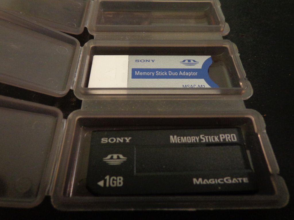 sony memory stick  pro  1 gb  en een sony adaptor, Ophalen of Verzenden, Zo goed als nieuw, Sony, 8 keer of meer
