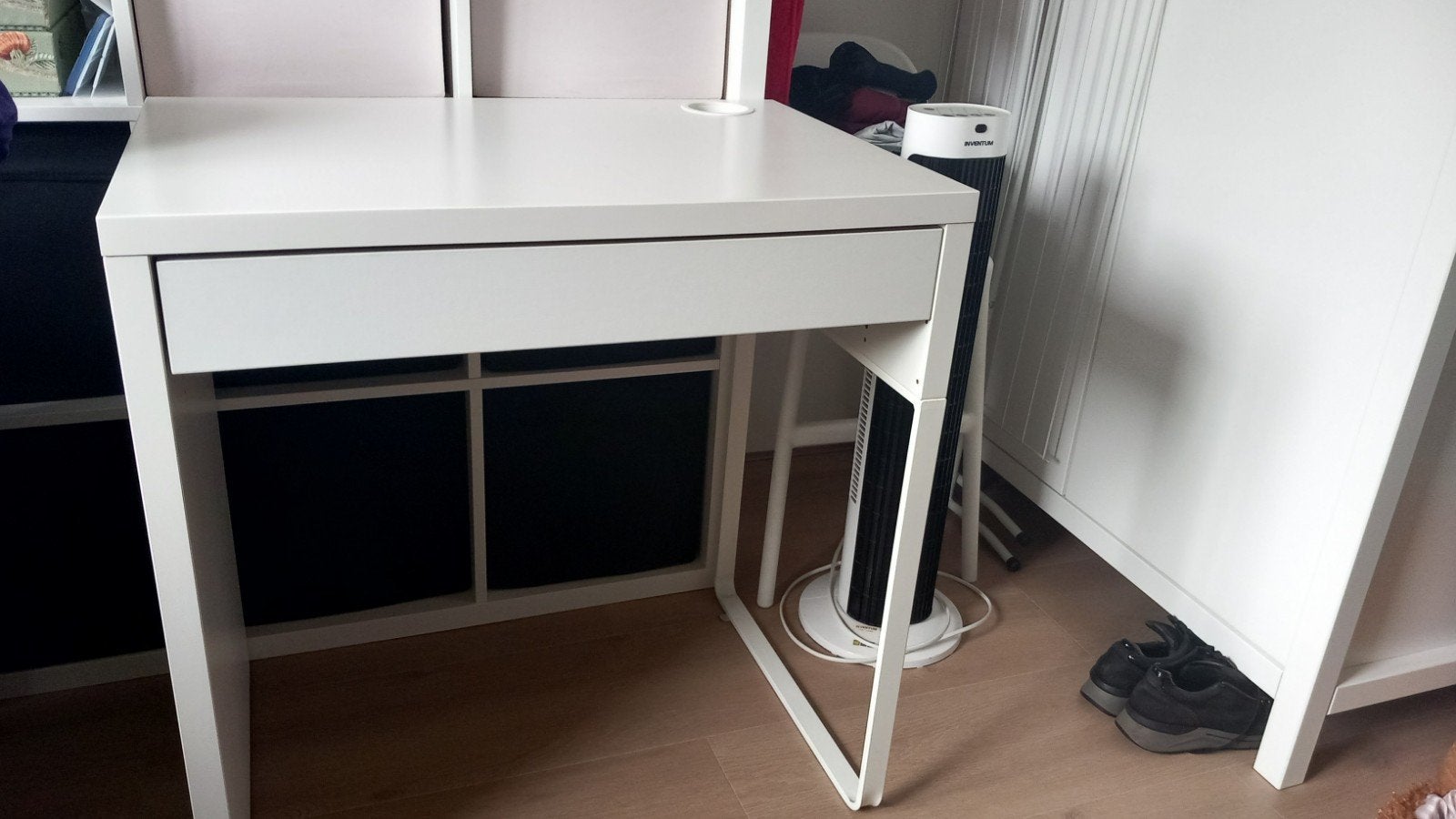 Wit bureau met lade en kabelgoot - IKEA, Ophalen, Gebruikt, Spaanplaat of MDF, Kabelgoot