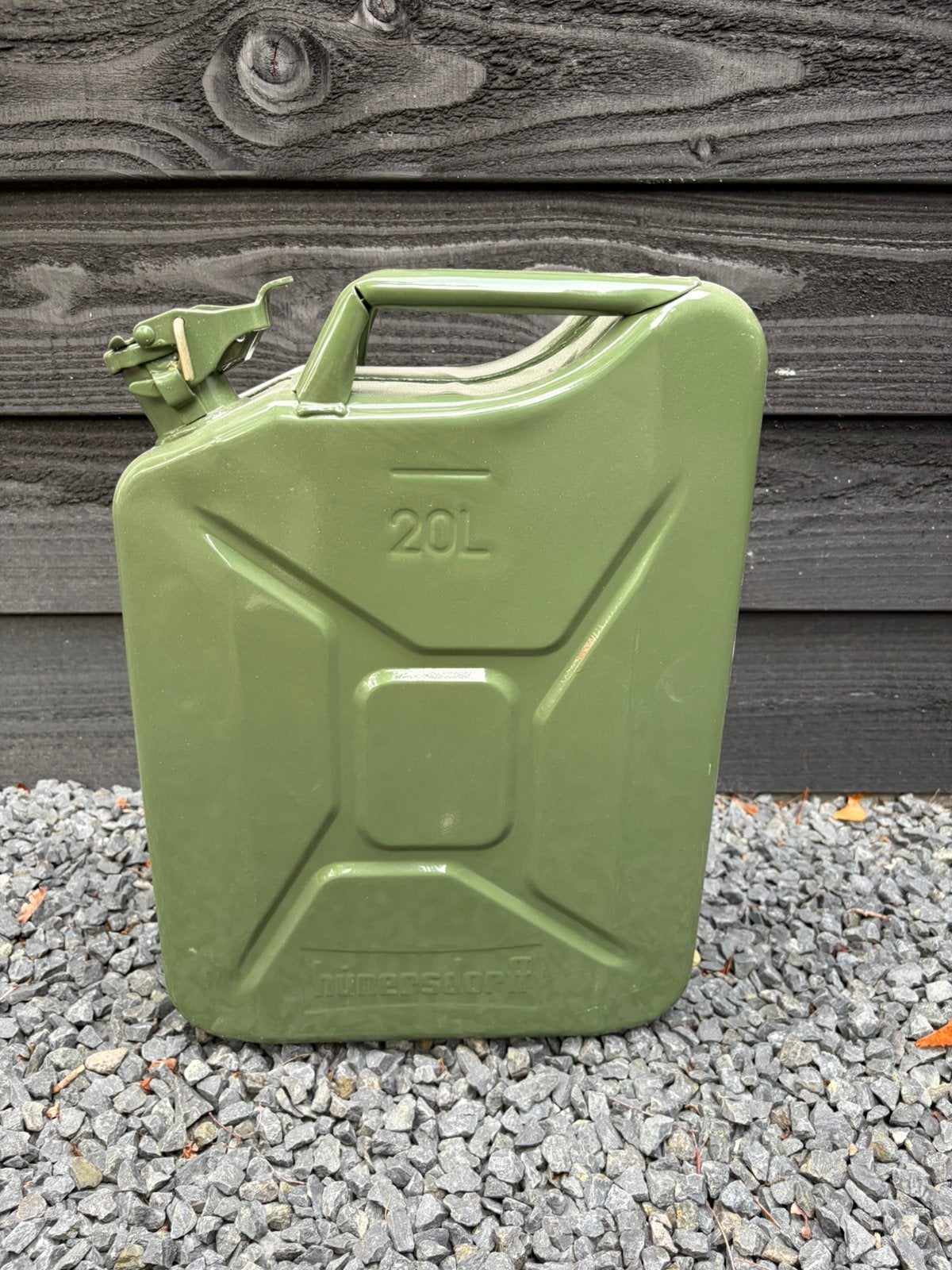 Stoere en niet gebruikte metalen jerrycan, Ophalen