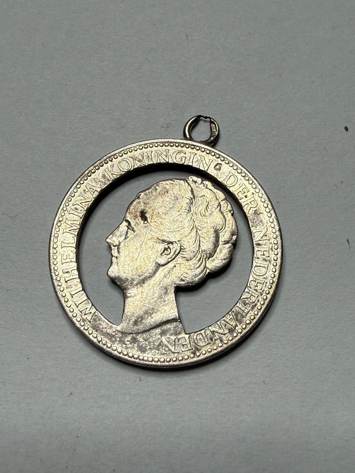 1922 Wilhelmina 1 Gulden Zilveren Uitgezaagde Munt Hanger, Verzenden, Zilver