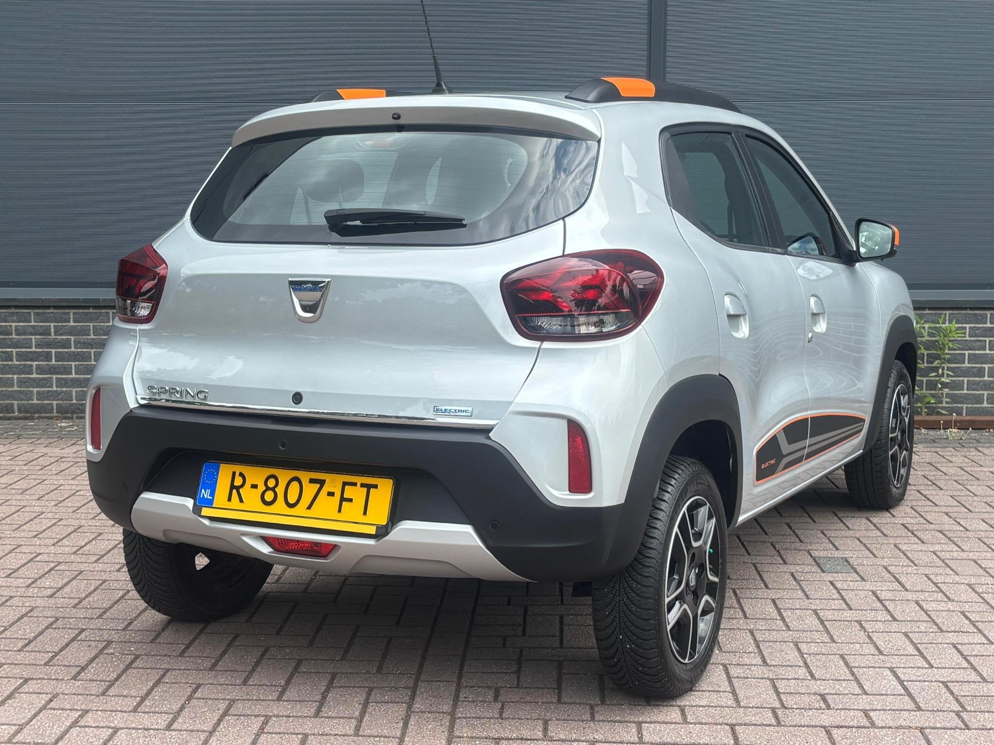 Dacia Spring Comfort Plus 27 kWh / 1e Eigenaar / Dealer Onde, Auto's, Gebruikt, Leder en Stof, Zilver of Grijs, Te koop