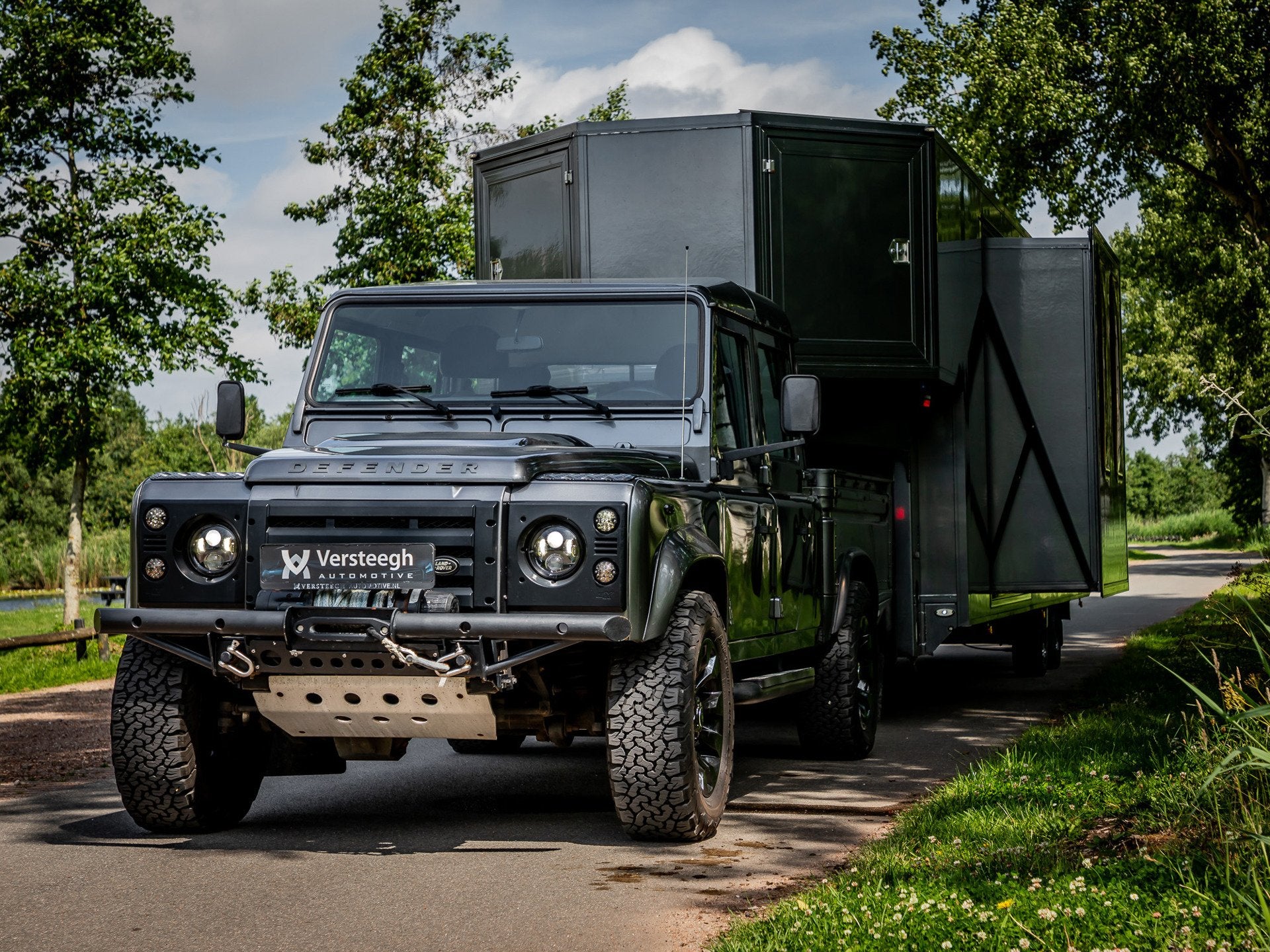 Land Rover Defender 2.2 D 130" S Crew Cab x Bolle Trailer|Zo, Auto's, Land Rover, Euro 5, Stof, Gebruikt, Zwart