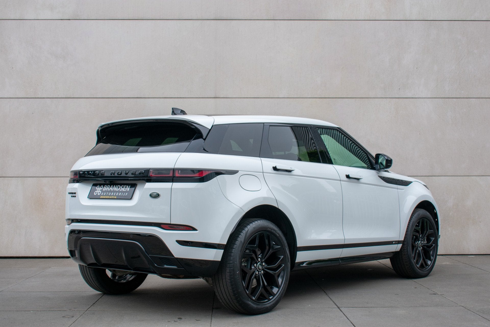 Land Rover Range Rover Evoque 2.0 P200 AWD R-Dynamic SE Pano, Parkeerassistent, 1800 kg, 4 cilinders, Met garantie (alle)