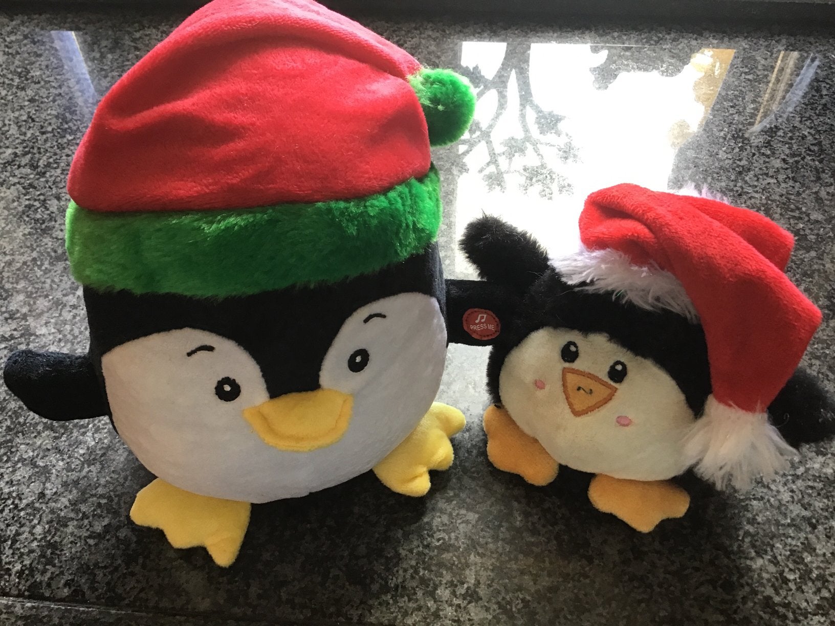 2 Pinquin kerst knuffels, de grote springt en zingt, made UK, Diversen, Ophalen of Verzenden, Zo goed als nieuw