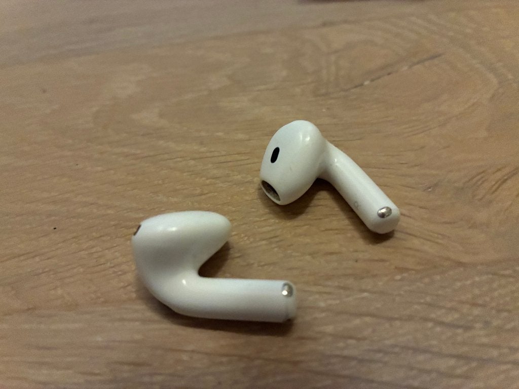 Apple AirPods 4 - Active Noise Cancellation - 1 jaar oud, Ophalen of Verzenden, Zo goed als nieuw, Apple, In oorschelp (earbud)