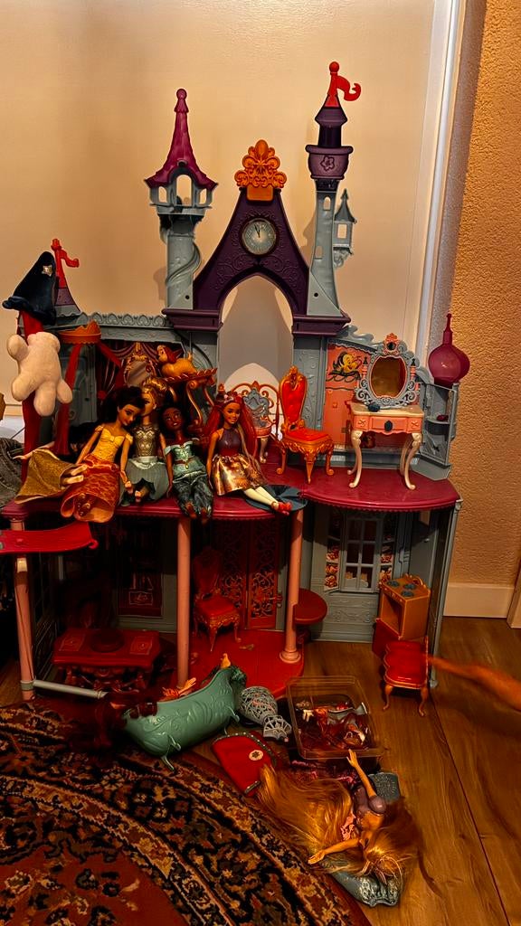 Disney barbie kasteel incl barbies, Kinderen en Baby's, Speelgoed | Poppenhuizen, Ophalen, Zo goed als nieuw, Toebehoren