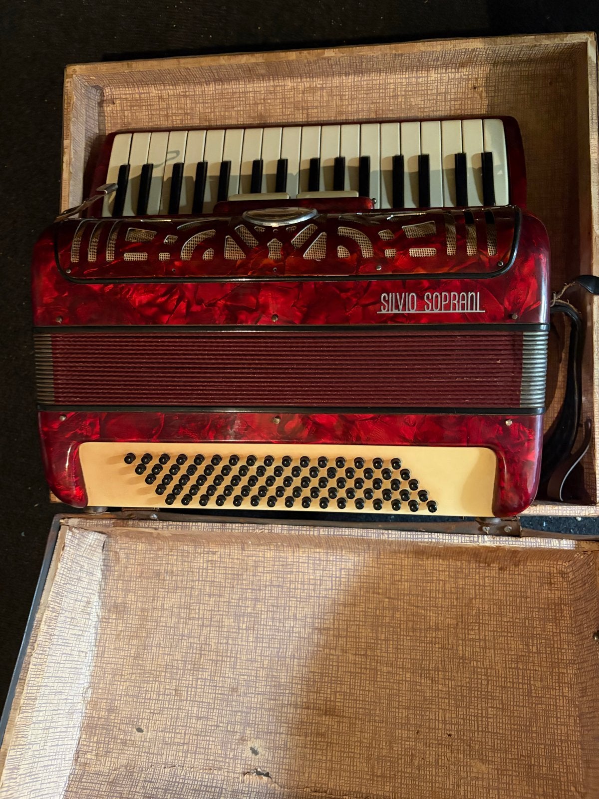 Silvio Soprani Accordeon - Rood, Gebruikt, Muziek en Instrumenten, Accordeons, Gebruikt, Overige formaten, Toetsaccordeon, Met koffer