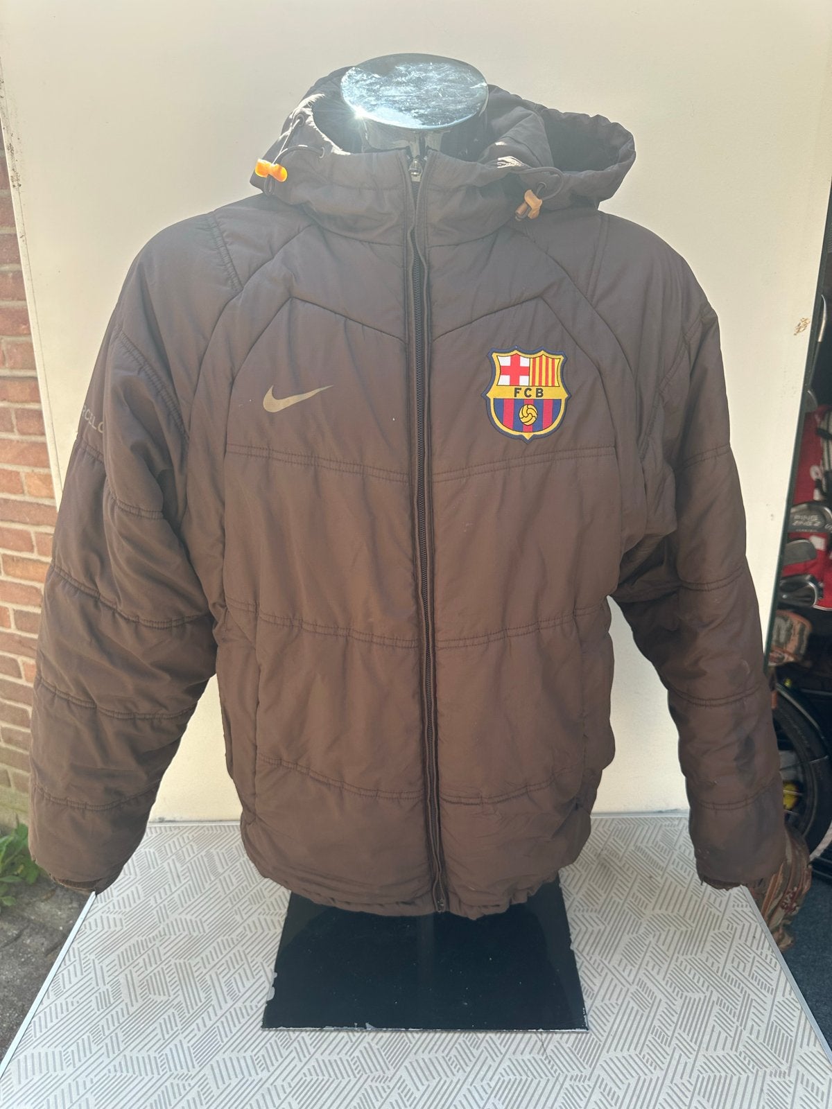 FC Barcelona winterjas maat XL - met brandgaatjes, Ophalen of Verzenden, Gedragen, Maat 56/58 (XL), Bruin