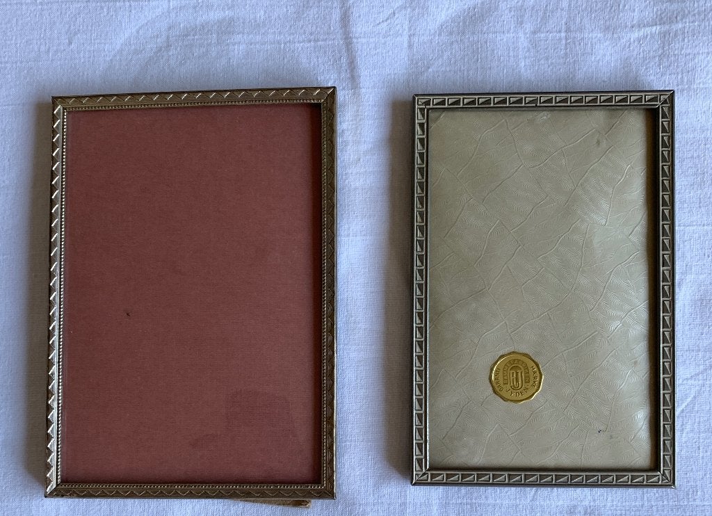 Twee vintage fotolijstjes waarvan één van Jyden bol glas, Ophalen of Verzenden
