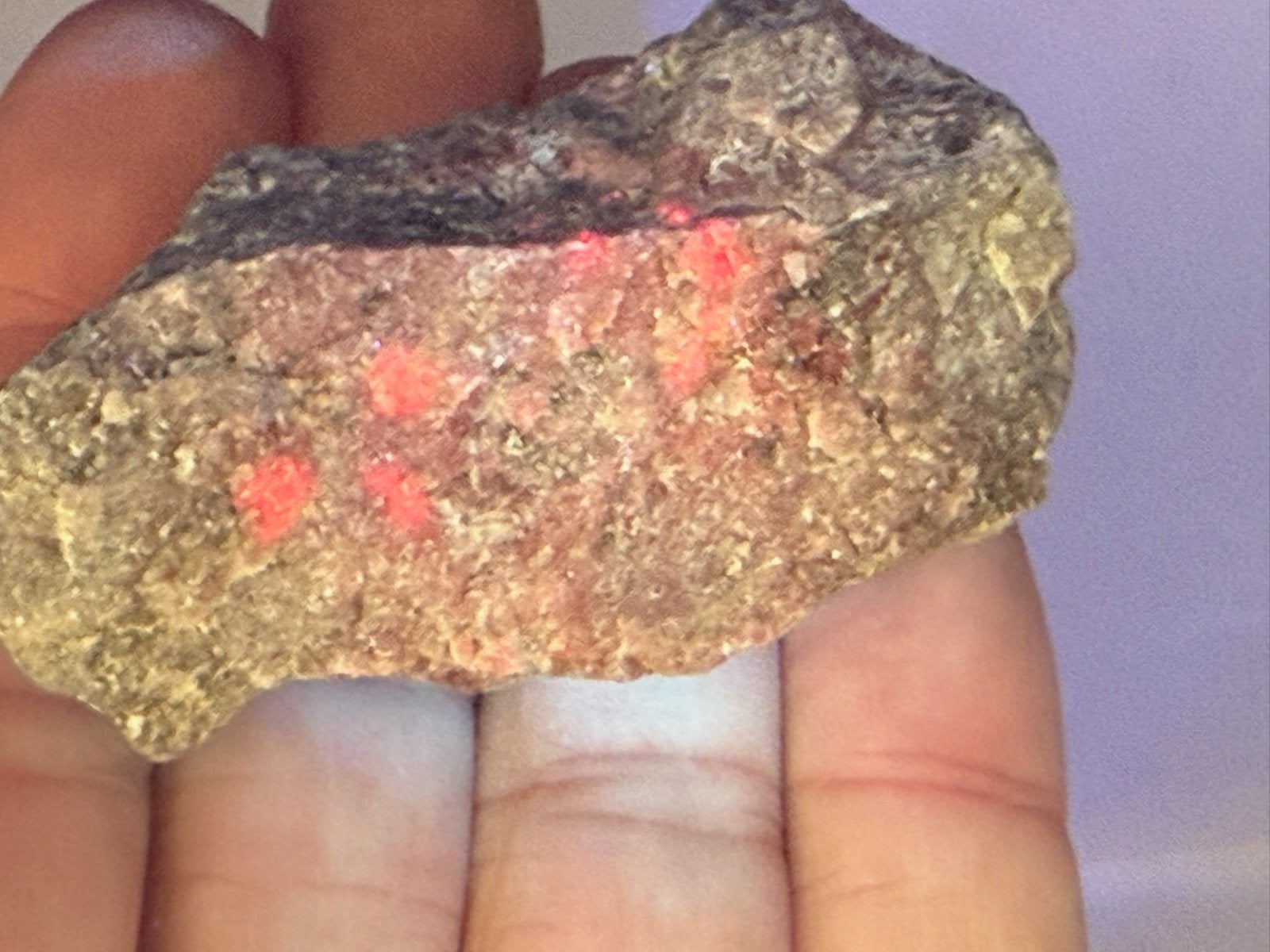 Robijn in Matrix mineralen UV Actief, Ophalen of Verzenden, Mineraal