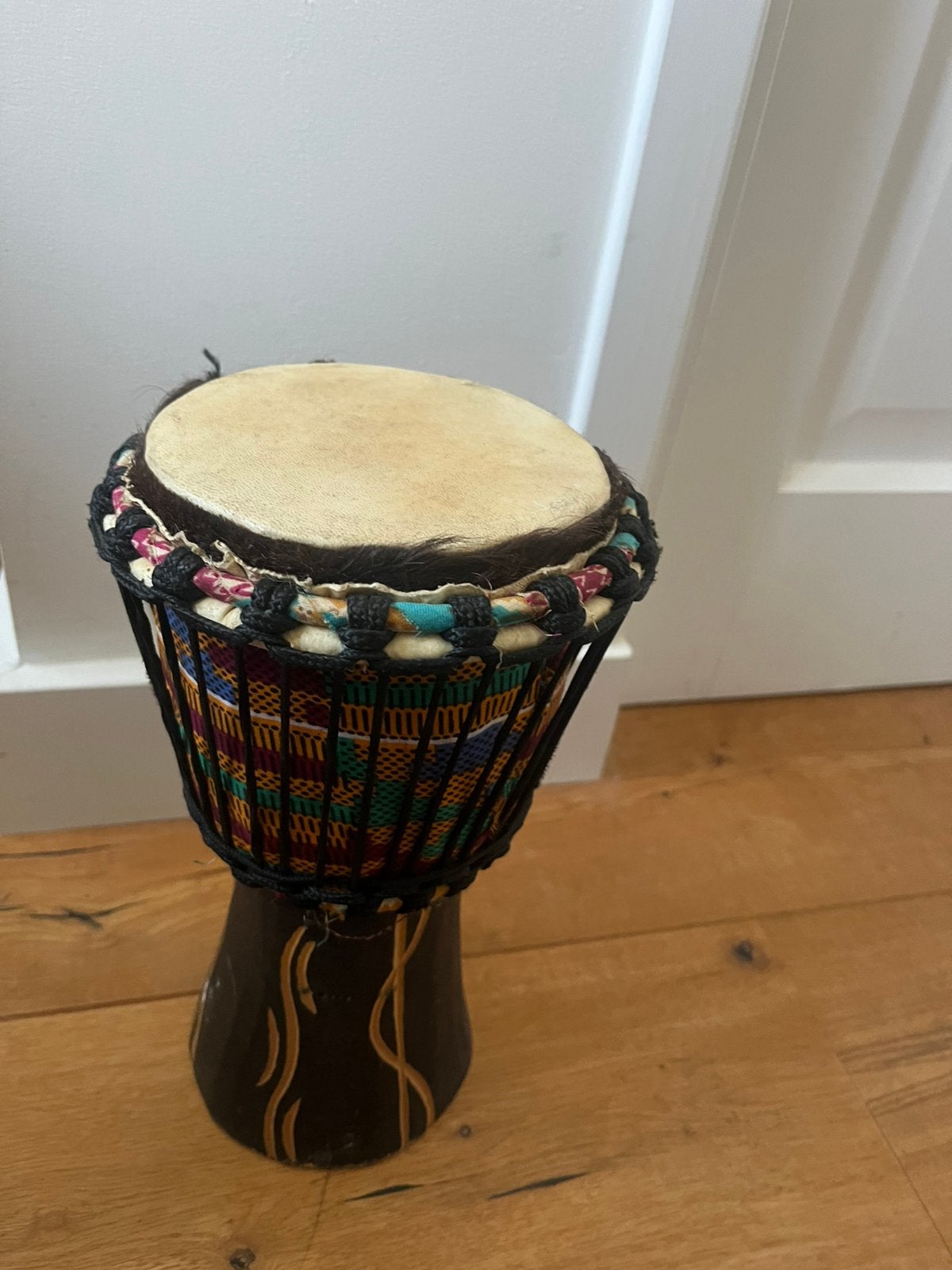 Kleine handgemaakte djembé 29 cm – houten trommel, Ophalen of Verzenden, Zo goed als nieuw, Trommel