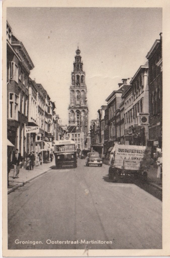 Groningen, Oosterstraat met auto's, Bus, Ophalen of Verzenden, 1940 tot 1960, Gelopen, Groningen