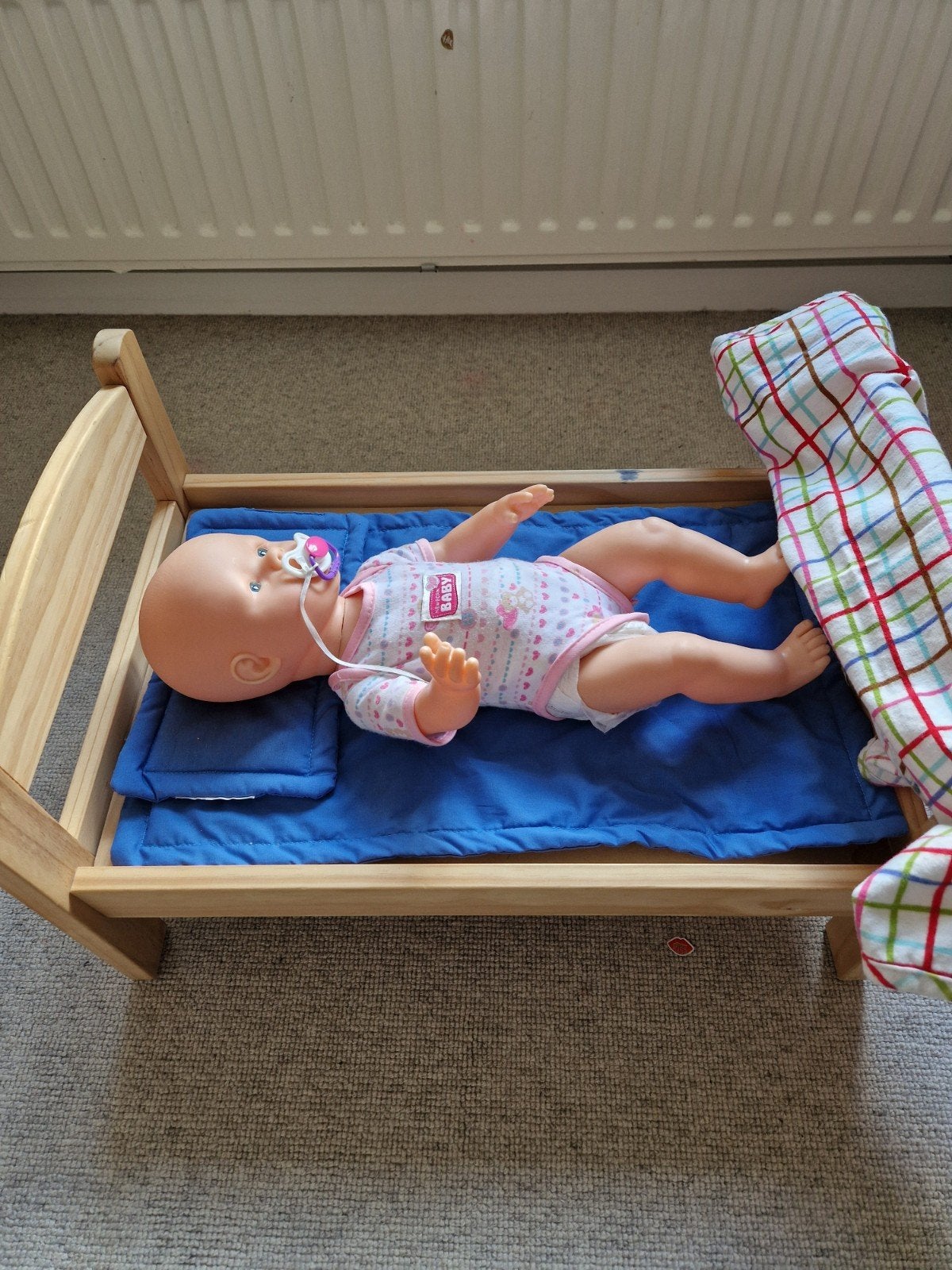 pop met houten bedje en accessoires, Ophalen of Verzenden, Gebruikt, Babypop