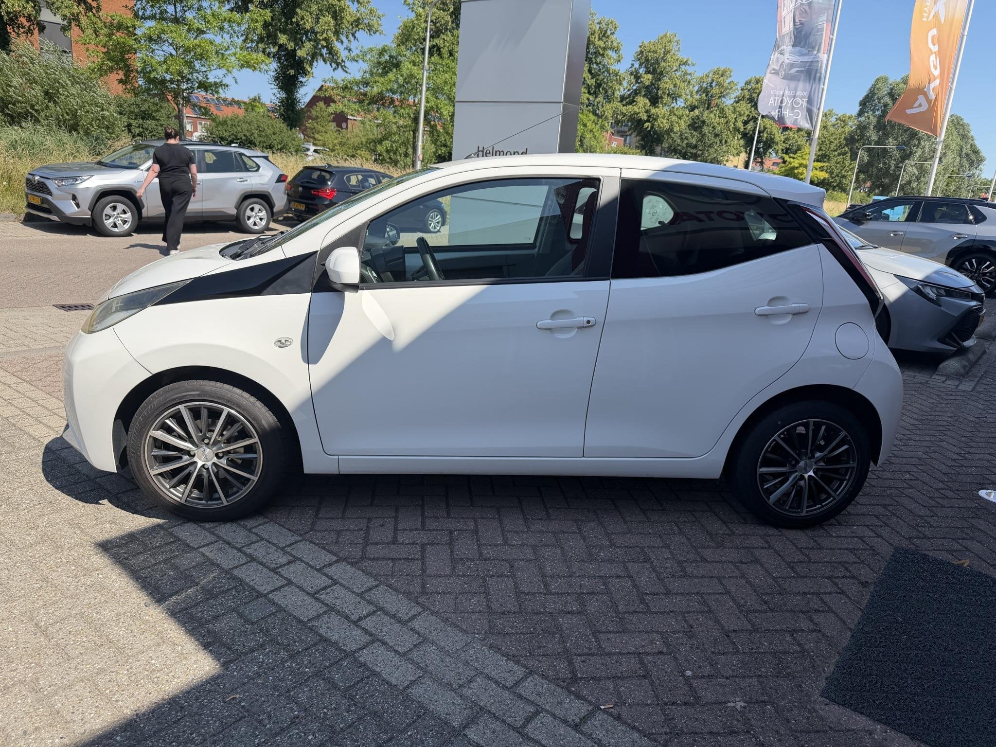 Toyota Aygo 1.0 VVT-i x-play automaat, Auto's, Stof, Gebruikt, Euro 6, 4 stoelen
