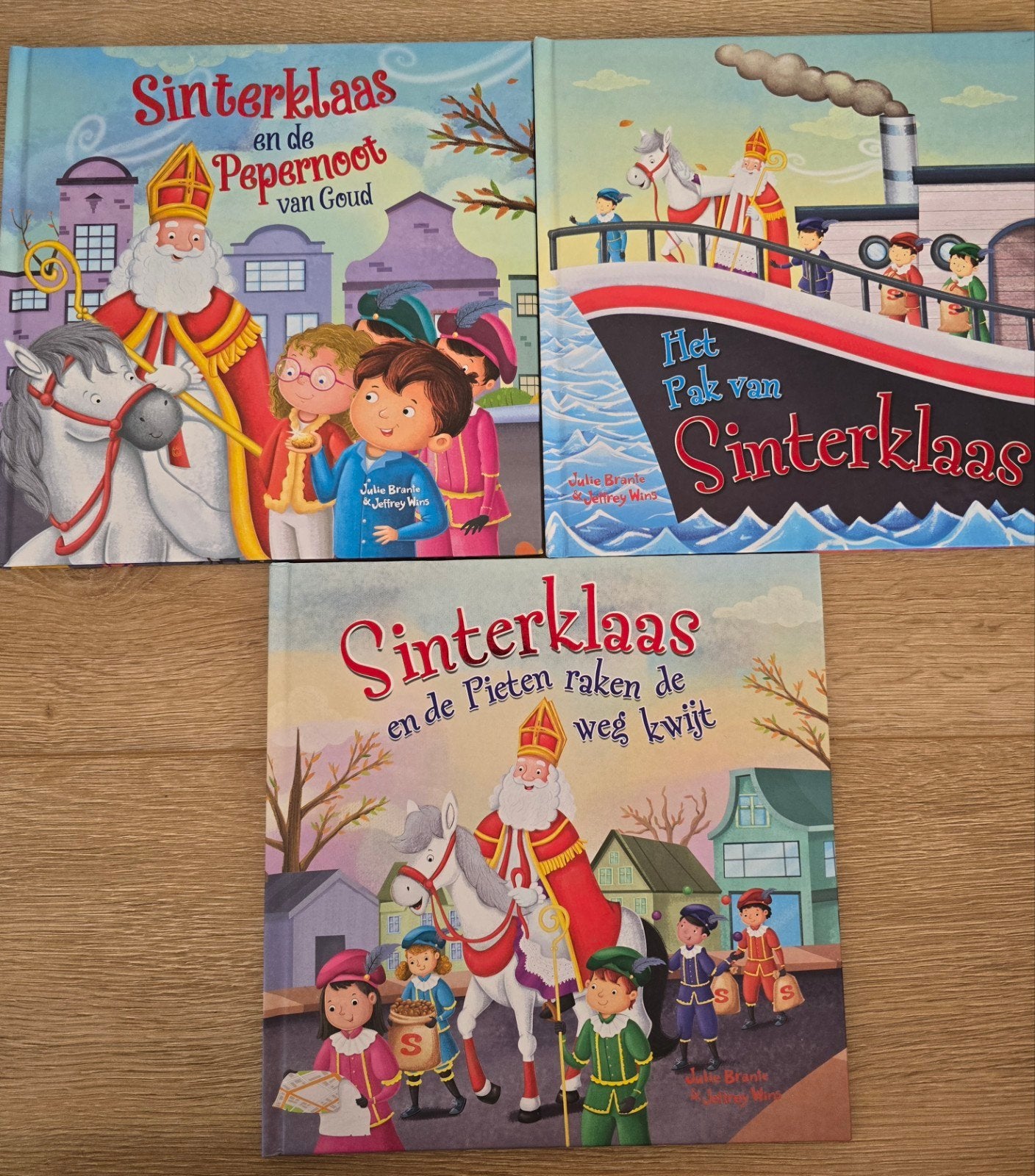3 Sinterklaas boeken: Het Pak, Pepernoot van Goud, Weg Kwijt, Boeken, Ophalen of Verzenden, Zo goed als nieuw, Julie Brinks & Jeffrey Mins
