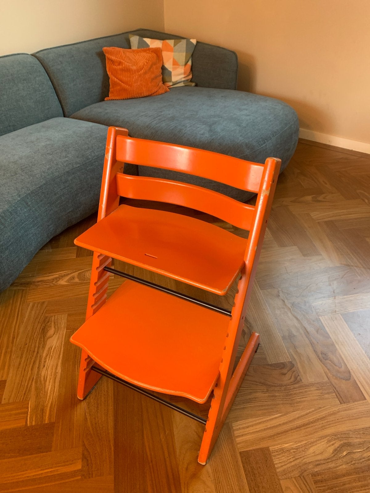 Stokke Tripp Trapp kinderstoel - Oranje, Kinderen en Baby's, Ophalen of Verzenden, Zo goed als nieuw, Meegroeistoel, Aanschuifbaar
