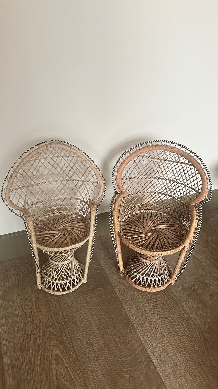 2 mini rotan pauwstoeltjes voor plantjes of decoratie, Huis en Inrichting, Woonaccessoires | Overige, Gebruikt, Beige, Boho, Ophalen of Verzenden