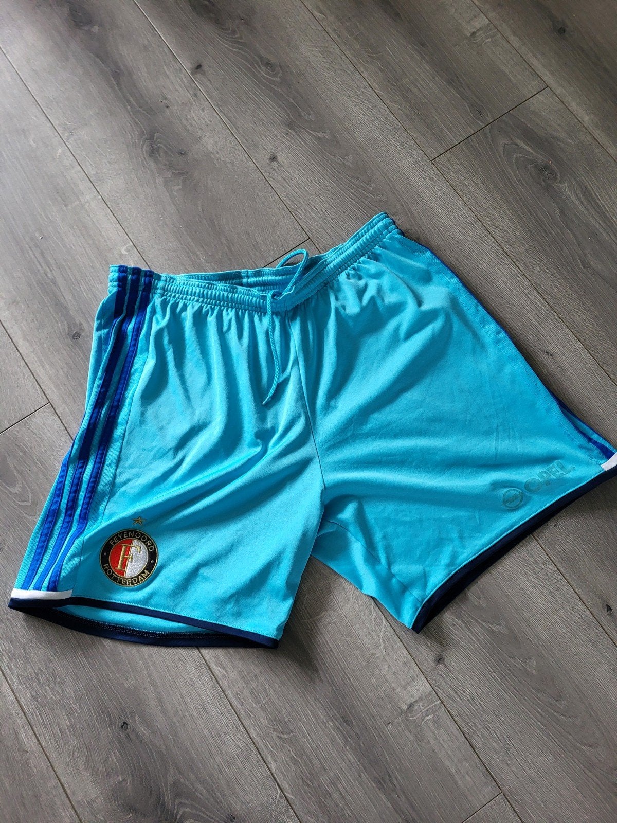 TE KOOP KORTE SPORTBROEK ADIDAS FEYENOORD MAAT L, Ophalen of Verzenden, Zo goed als nieuw, Blauw, Voetbal