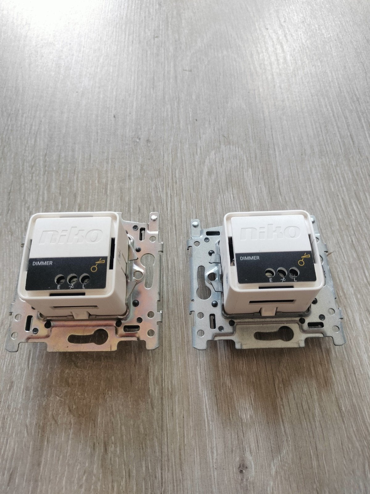 2xNiko Universele LED Draaidimmers Compleet 310-01901 + Afde, Doe-het-zelf en Verbouw, Elektra en Kabels, Ophalen of Verzenden