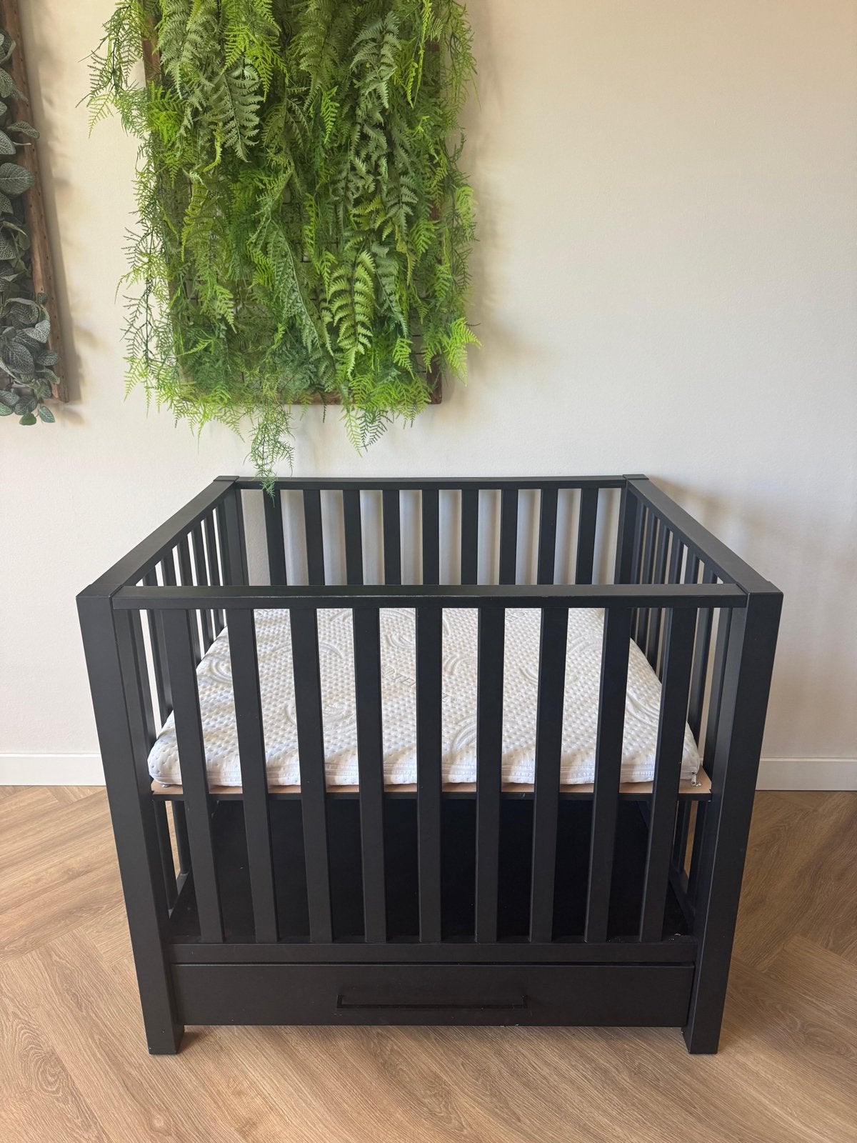 Zwarte box casper met lade inc matras en matrashoes, Kinderen en Baby's, Boxen, Ophalen, Zo goed als nieuw