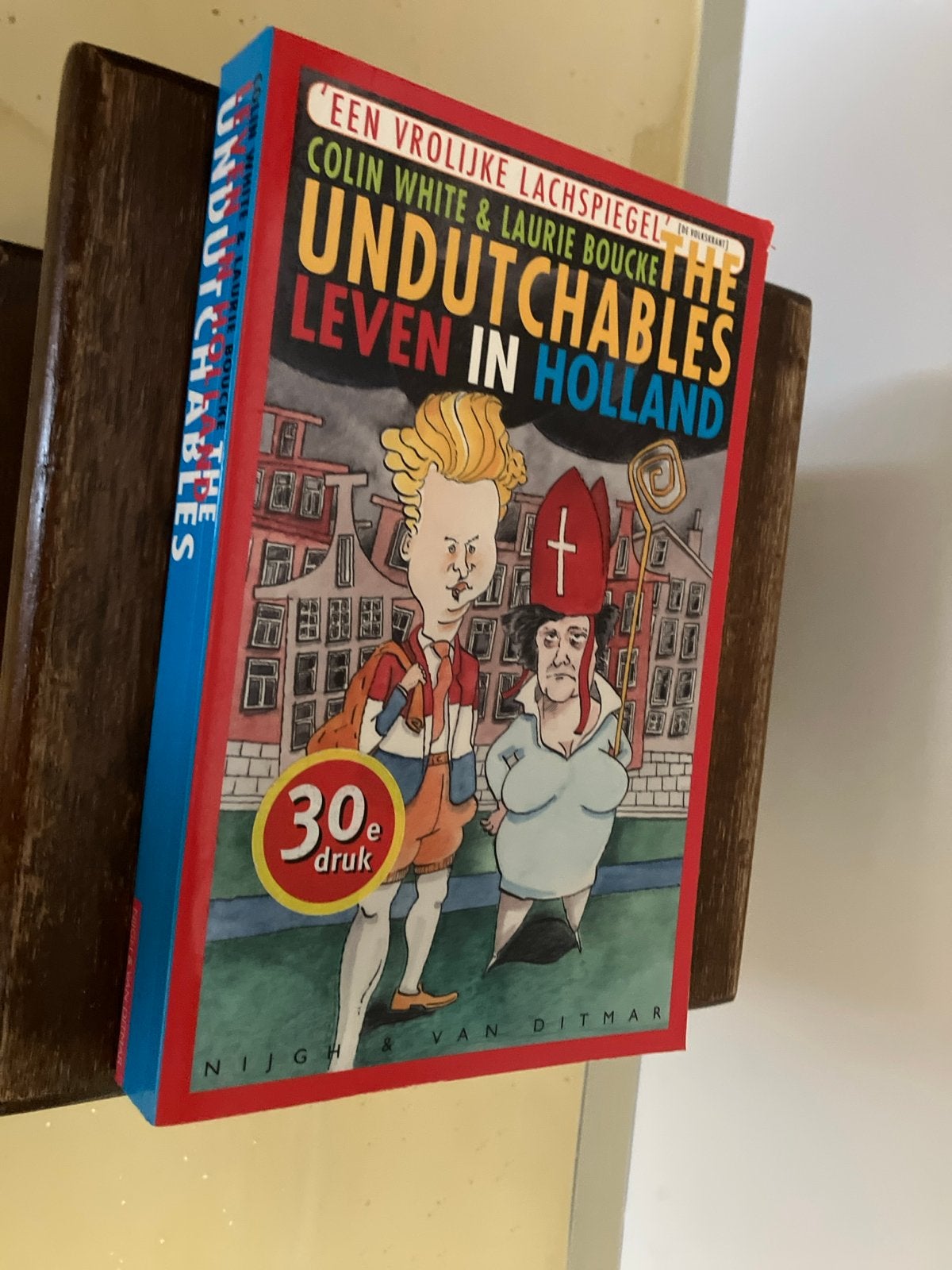 The Undutchables: Leven in Holland - Colin White & Laurie Bo, Ophalen of Verzenden, Zo goed als nieuw, Anekdotes en Observaties