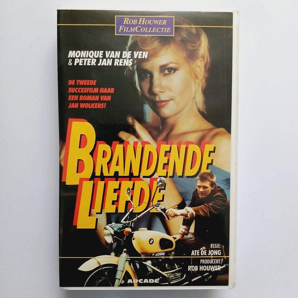 Brandende Liefde - NL ex rental vhs - Arcade, Cd's en Dvd's, Gebruikt, Verzenden, Alle leeftijden, Ex-rental