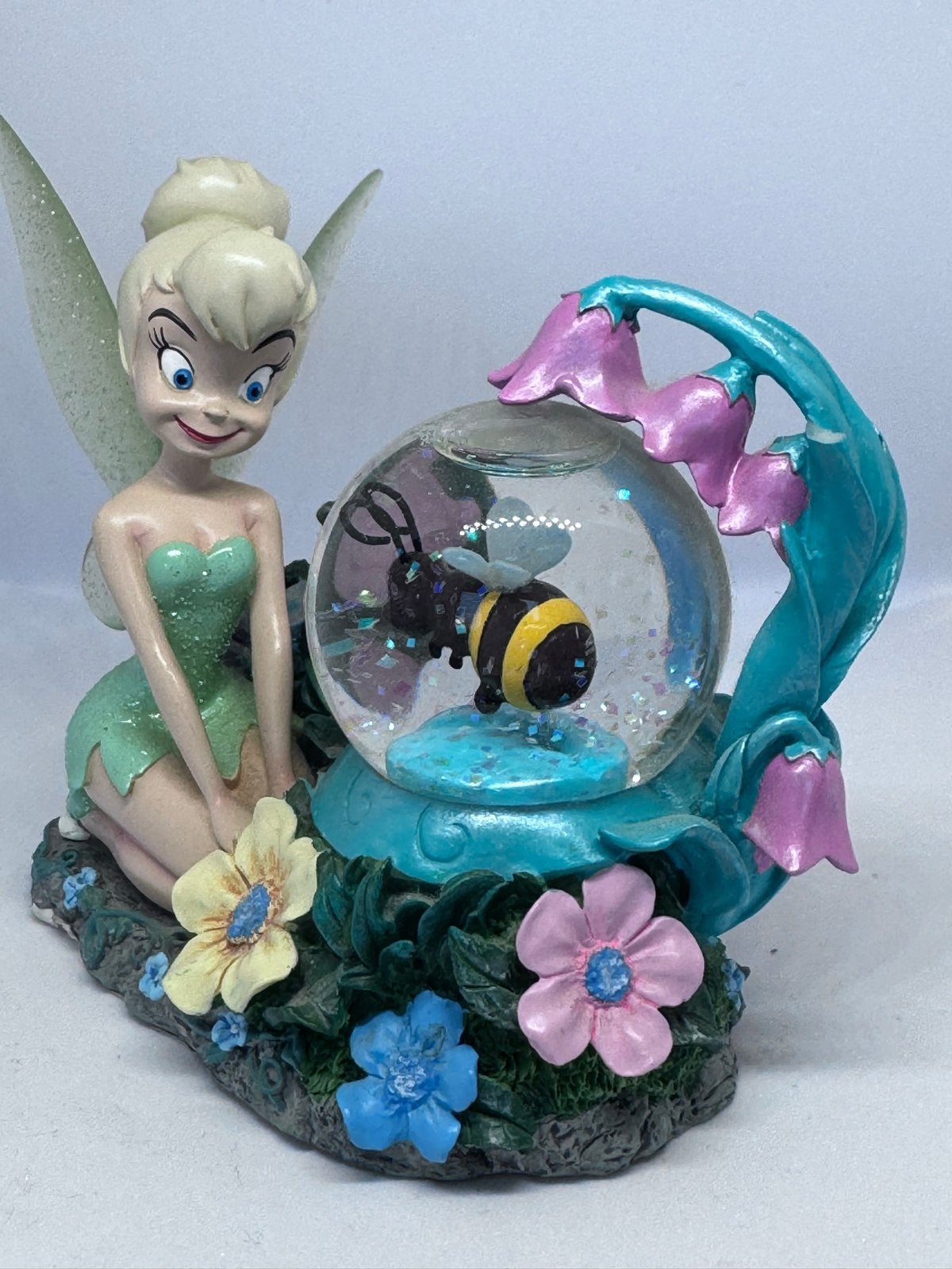 Tinkelbel sneeuwbol met bij - Disney beeldje, Ophalen of Verzenden, Overige figuren, Zo goed als nieuw, Beeldje of Figuurtje