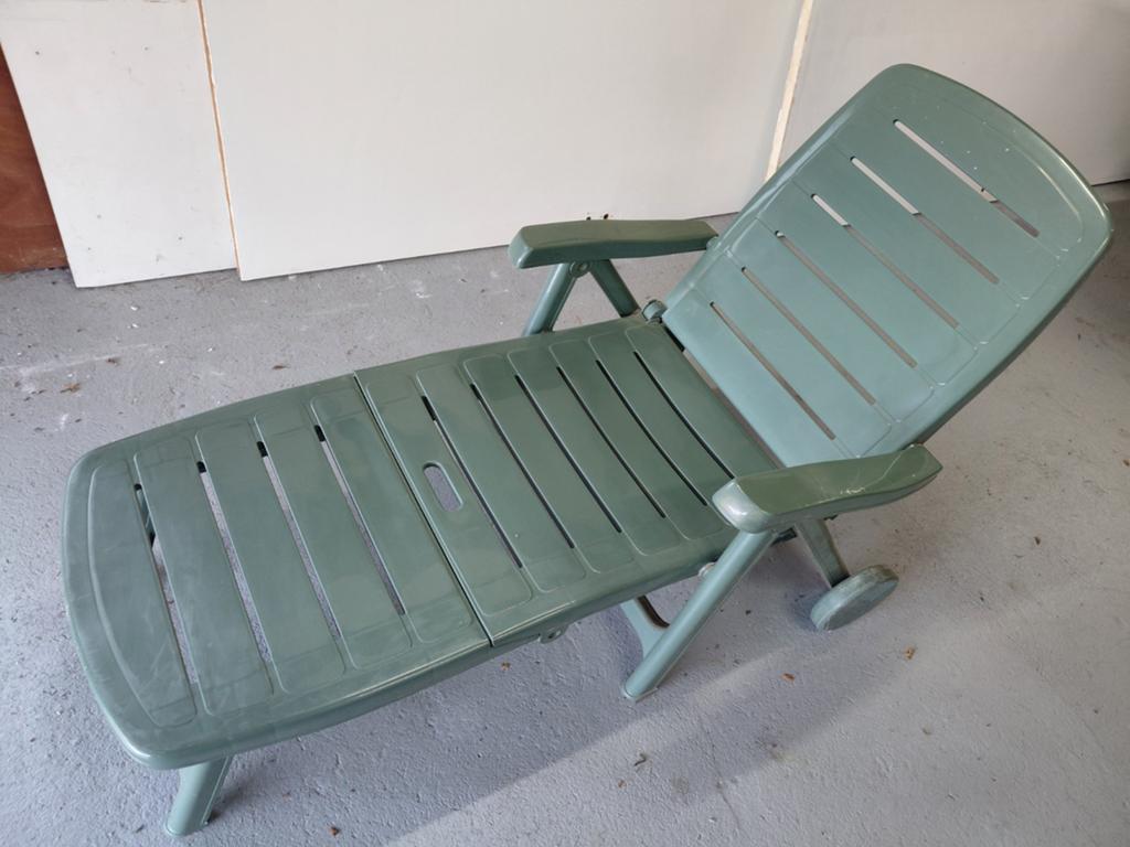 Verstelbare kunststof ligstoel met wielen, Tuin en Terras, Ligbedden, Ophalen, Zo goed als nieuw, Kunststof, Verstelbaar