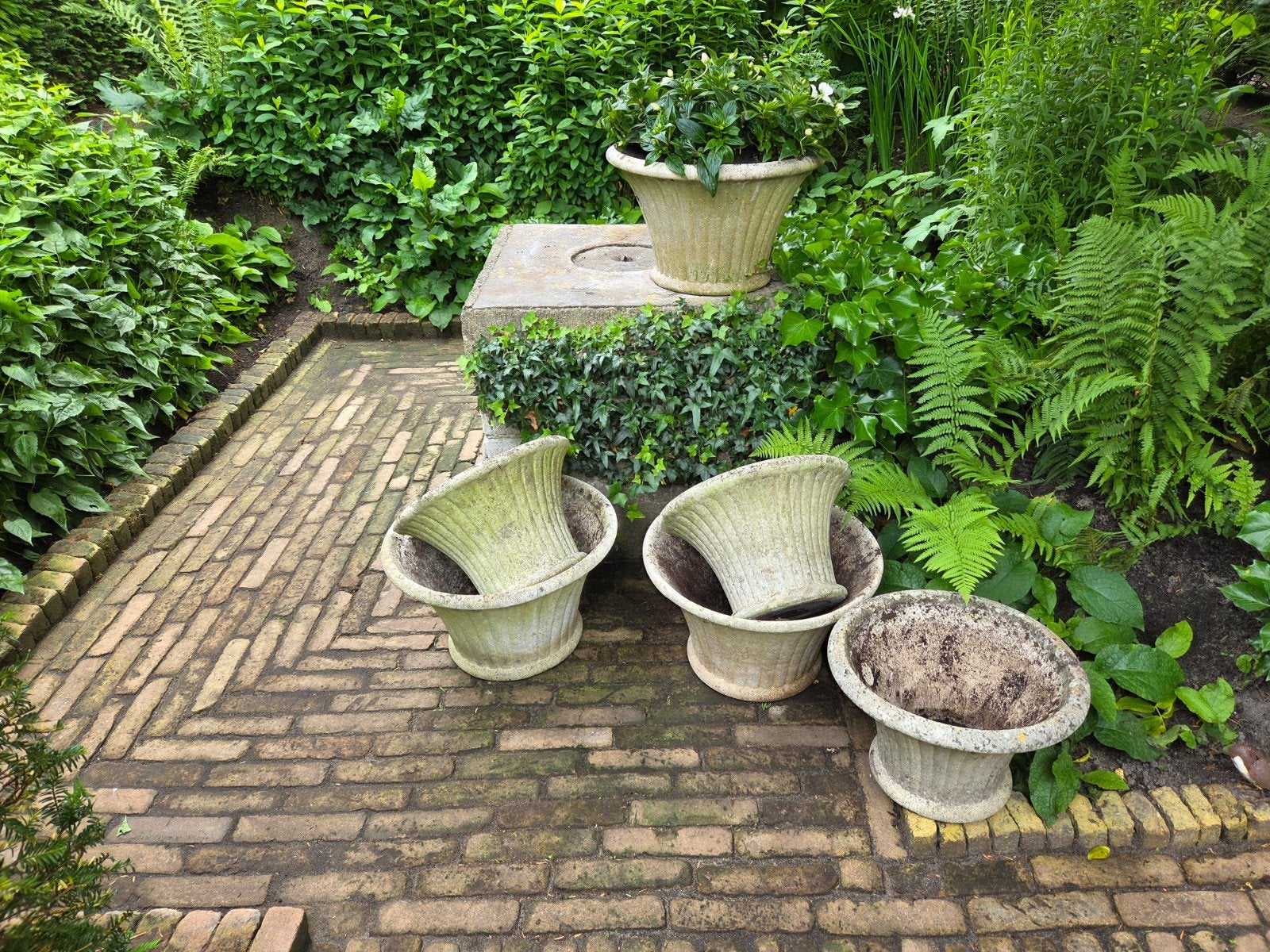 Vijf oude tuinvazen bloempotten franse antiek, Tuin en Terras, Ophalen, Steen, Gebruikt, Rond
