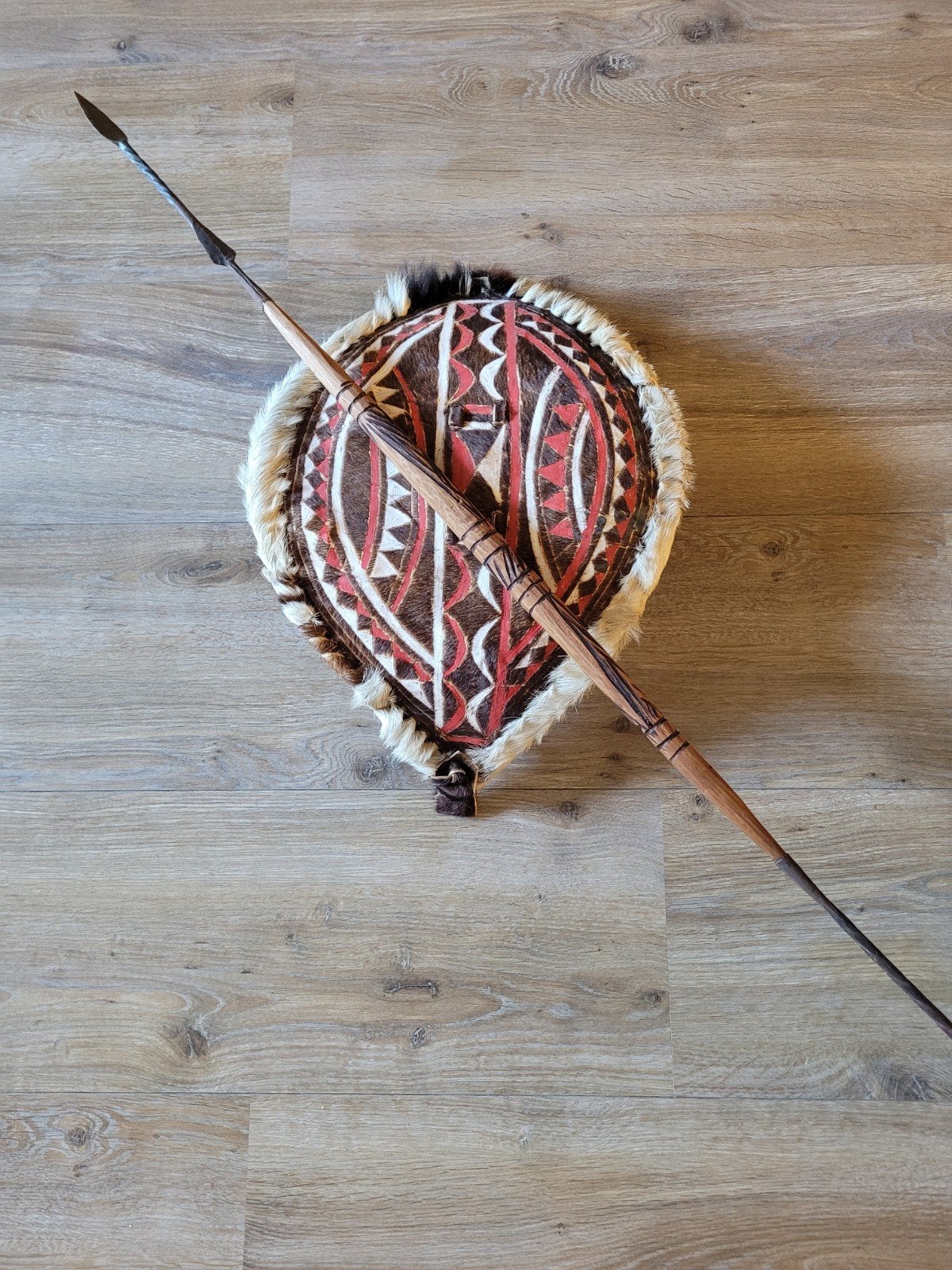 Kenia schild en speer - Authentiek, Ophalen, Handgemaakt, Papoea-Nieuw-Guinea, Meerkleurig