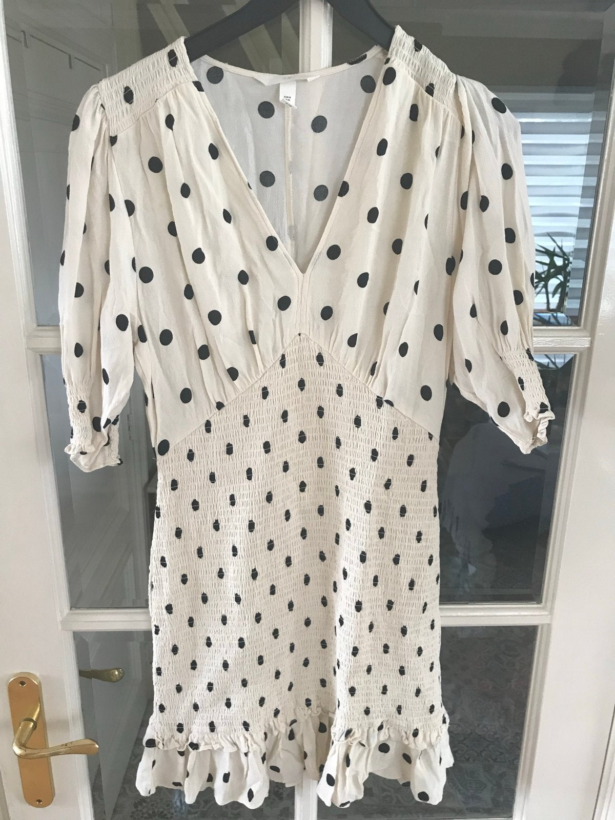 🛍️Crème jurk met zwarte stippen van H&M, maat M, Kleding | Dames, Ophalen of Verzenden, Gedragen, Maat 38/40 (M), Boven de knie