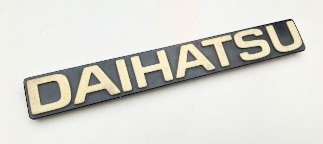 DAIUHATSU oldtimer letters  logo merk embleeem 80s, Ophalen of Verzenden, Gebruikt, Auto's
