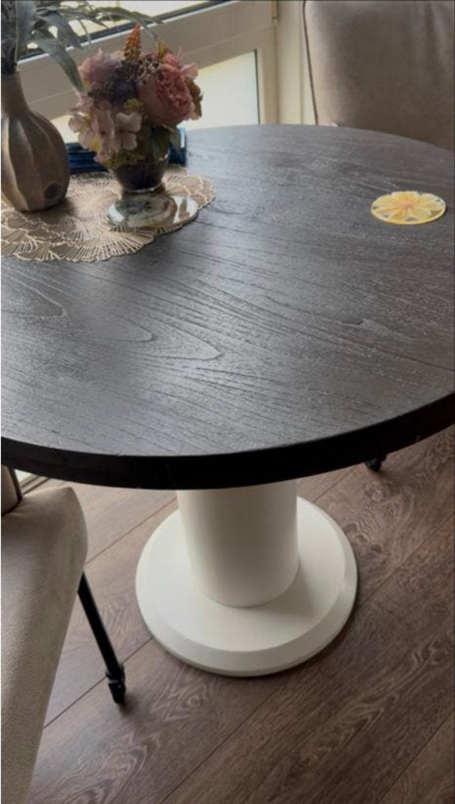 Stijlvolle ronde eettafel met donker blad, Huis en Inrichting, Tafels | Eettafels, Ophalen, Gebruikt, 100 tot 150 cm, Rond