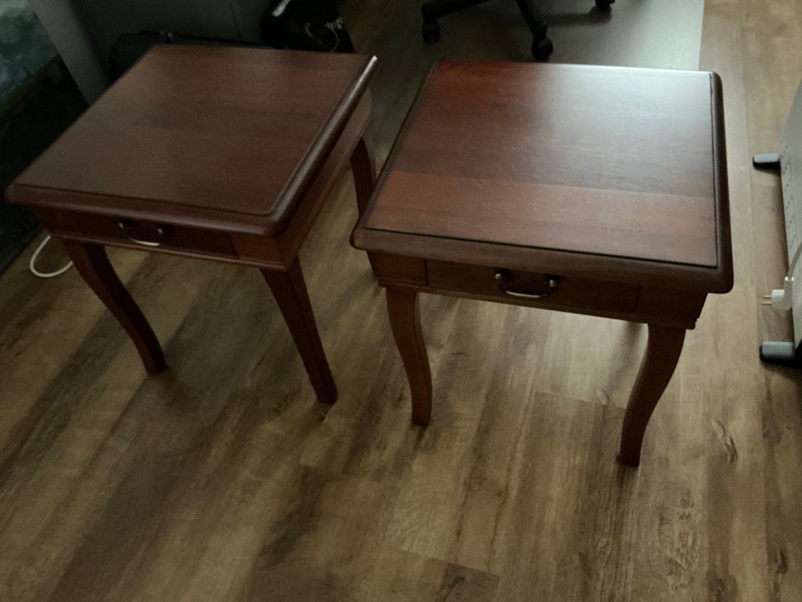 Set van 2 massief kersenhouten bijzettafels met lade, Huis en Inrichting, 45 tot 60 cm, Minder dan 55 cm, Gebruikt, Vierkant
