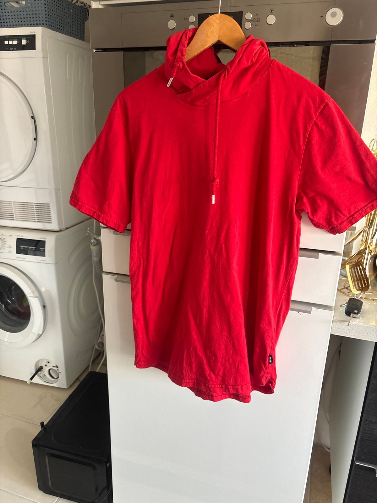 Rood T-shirt met capuchon - Maat M, Ophalen of Verzenden, Gedragen, Maat 48/50 (M), Rood