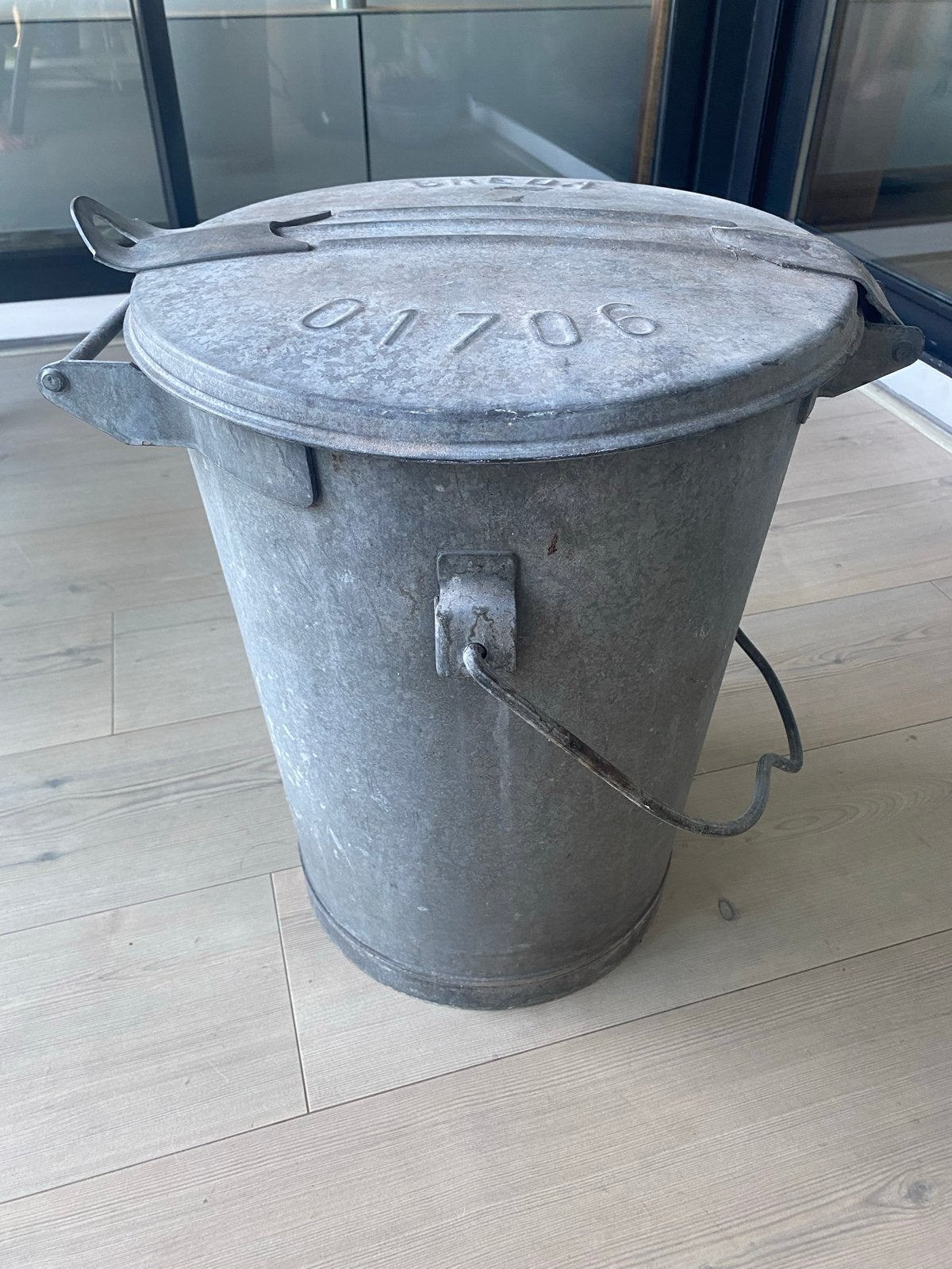 Bredase gietijzeren vuilnisbak nummer 7 vintage, Ophalen