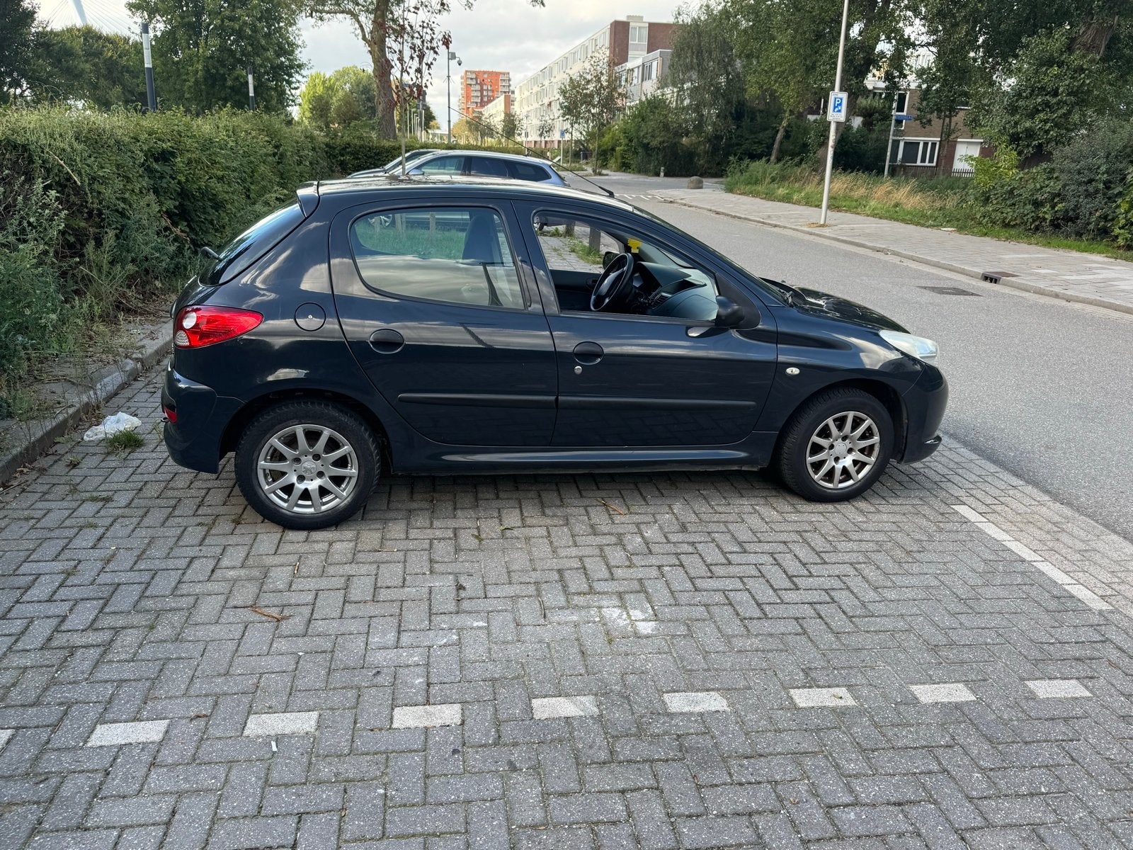 Peugeot 206+ 1.1 5D 2010 Grijs, Auto's, Peugeot, Voorwielaandrijving, 206+, Origineel Nederlands, Handgeschakeld