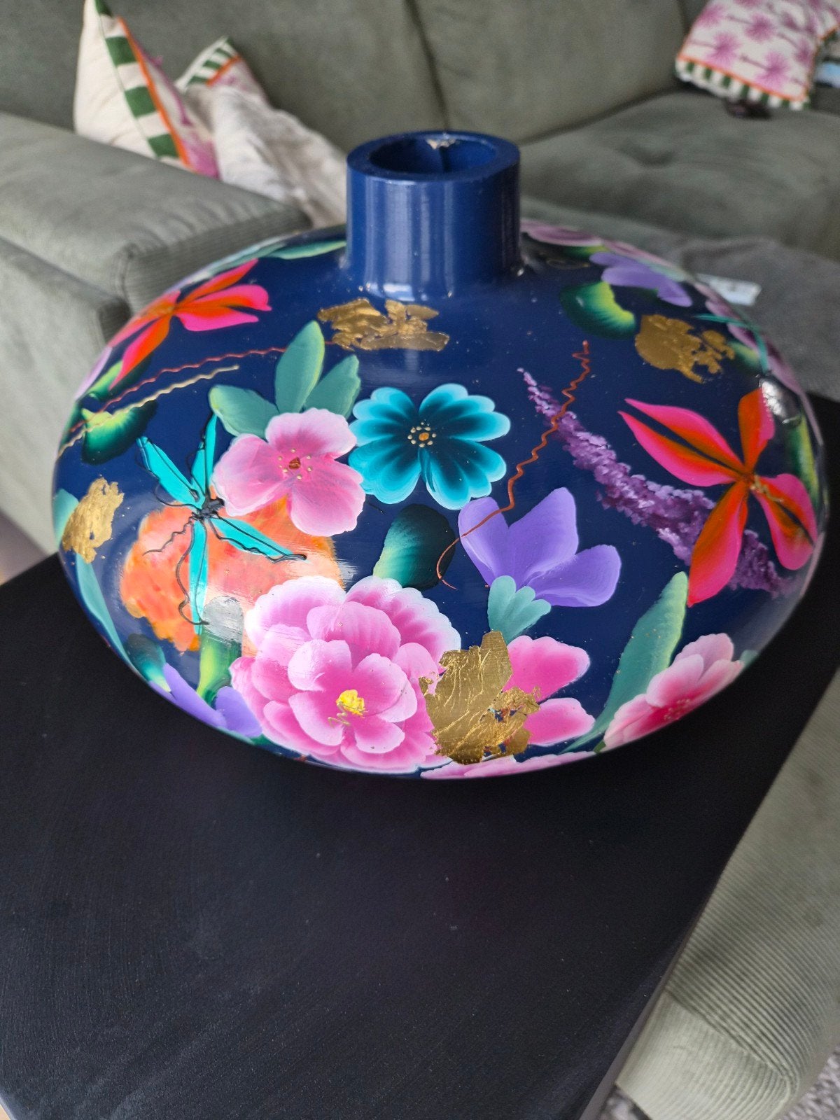 Handbeschilderde vaas met bloemen en goudaccenten, Ophalen