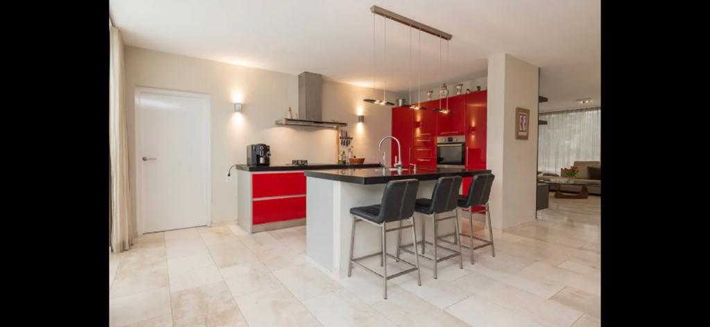 Moderne keuken met kookeiland en hoge kasten, Ophalen, Gebruikt, Composiet, Rood