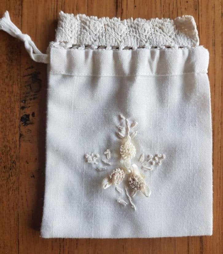 Frans brocante geurzakje met kant en bloemetjes, Ophalen of Verzenden