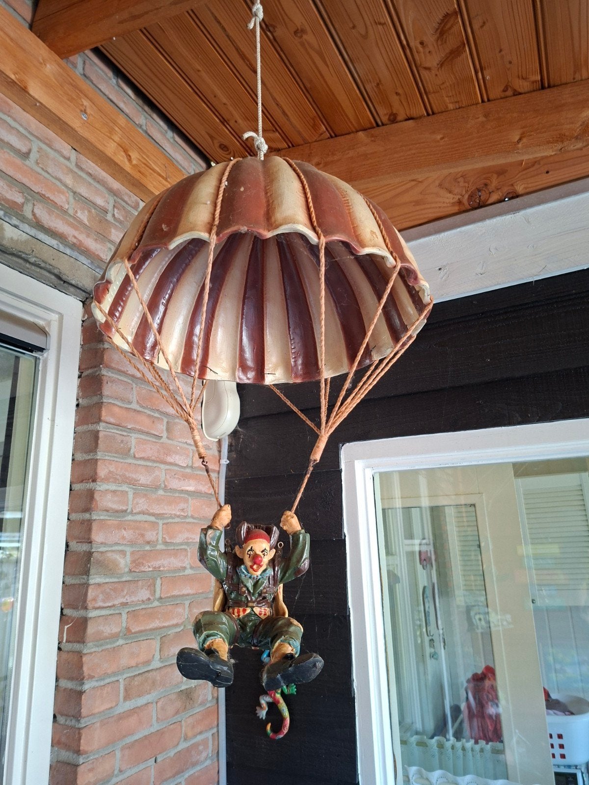 parachute met hangend clowntje Allan Agoho, Ophalen