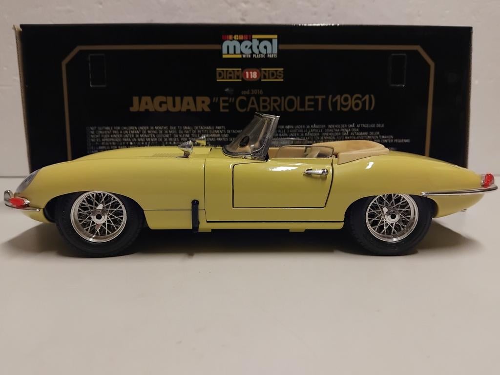 Jaguar E Type convertible maisgeel Bburago 1:18 KRD, Hobby en Vrije tijd, Modelauto's | 1:18, Ophalen of Verzenden, Zo goed als nieuw
