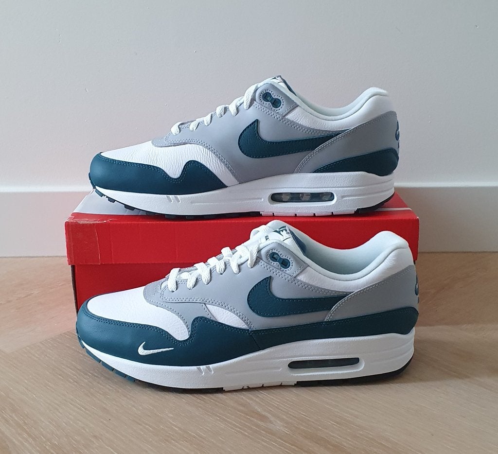 Nike Air Max 1 Dark Teal Green EU 46, Kleding | Heren, Schoenen, Overige kleuren, Verzenden, Nike, Nieuw