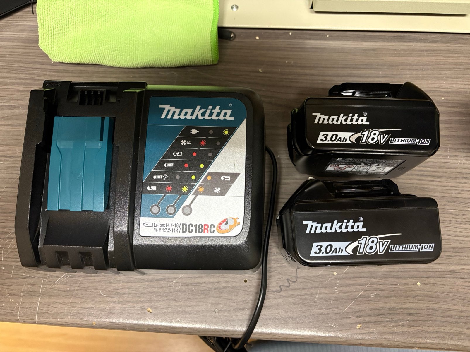 2 stuks makita accu’s incl lader Nieuw, Ophalen of Verzenden, Nieuw
