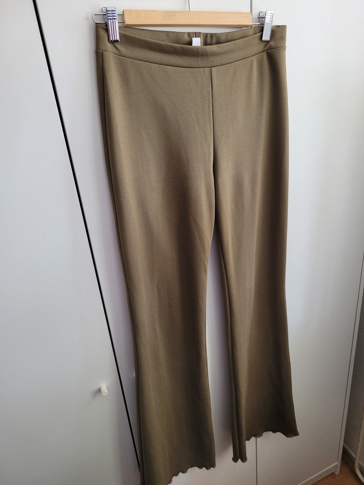 Amisu flared broek maat L, Maat 42/44 (L), Ophalen of Verzenden, Zo goed als nieuw, Lang
