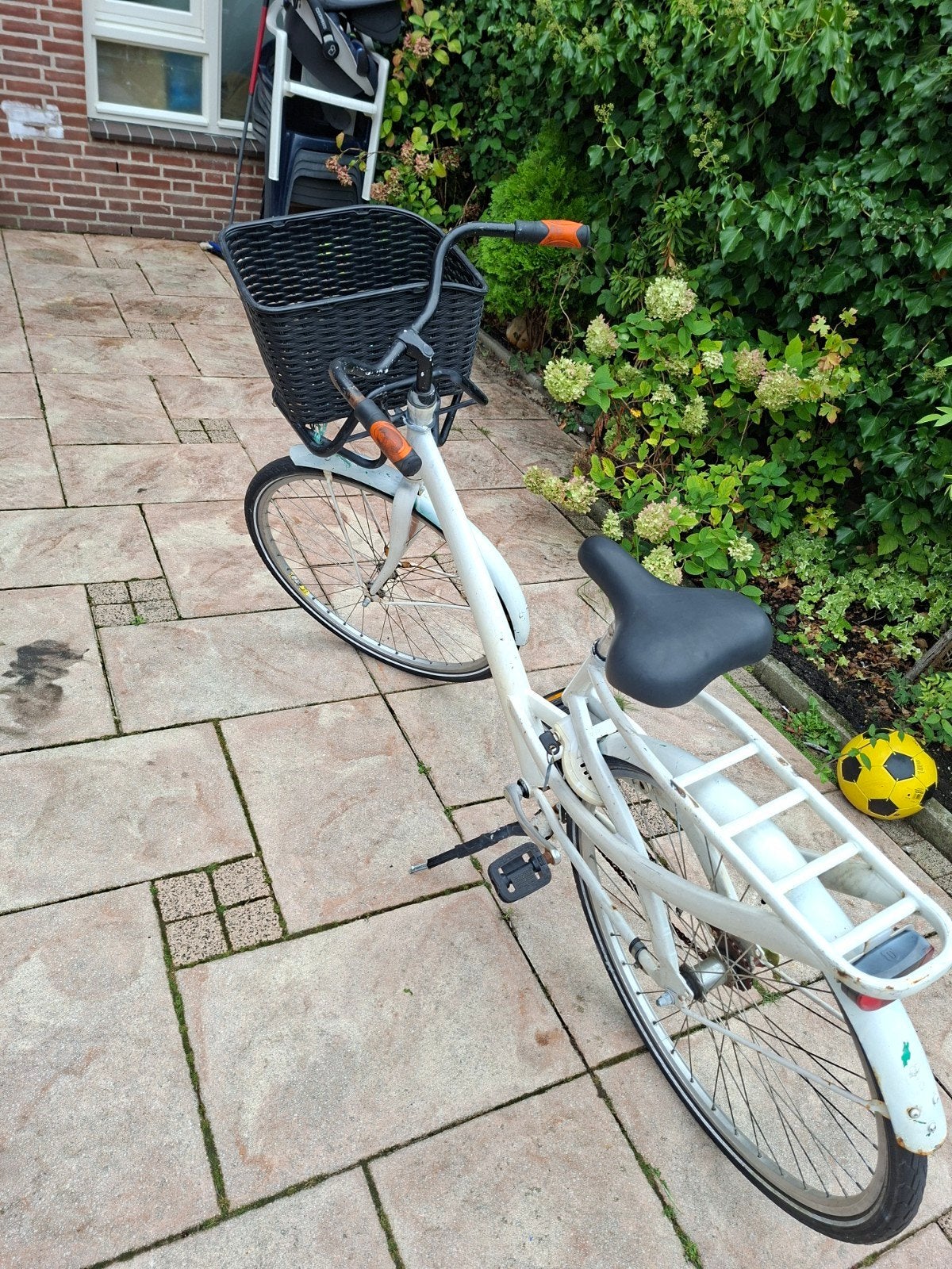 Witte damesfiets met voormand en bagagedrager, Fietsen en Brommers, Fietsen | Dames | Damesfietsen, Overige merken, Velgrem, Ophalen of Verzenden