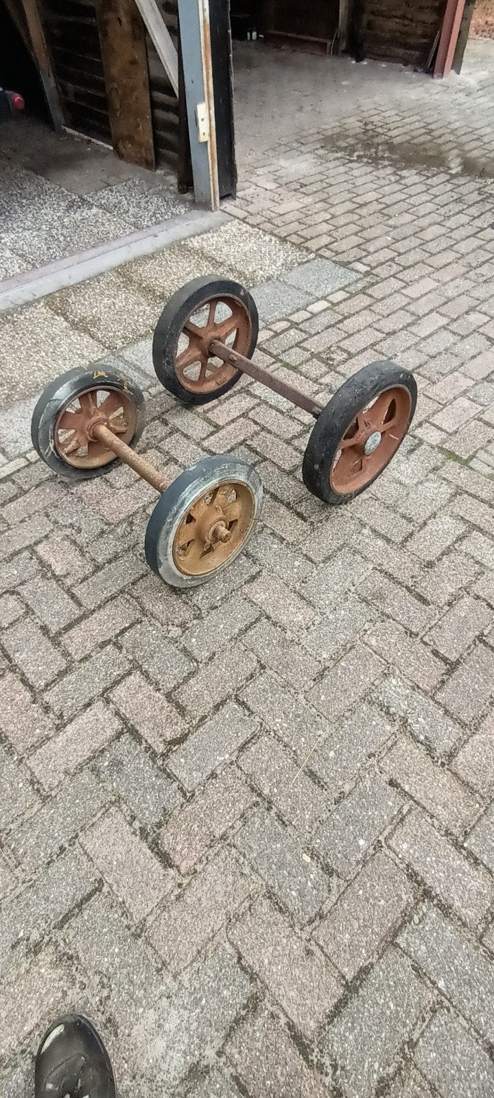 Set stalen wielen met cussion banden  voor zware wagen, Ophalen