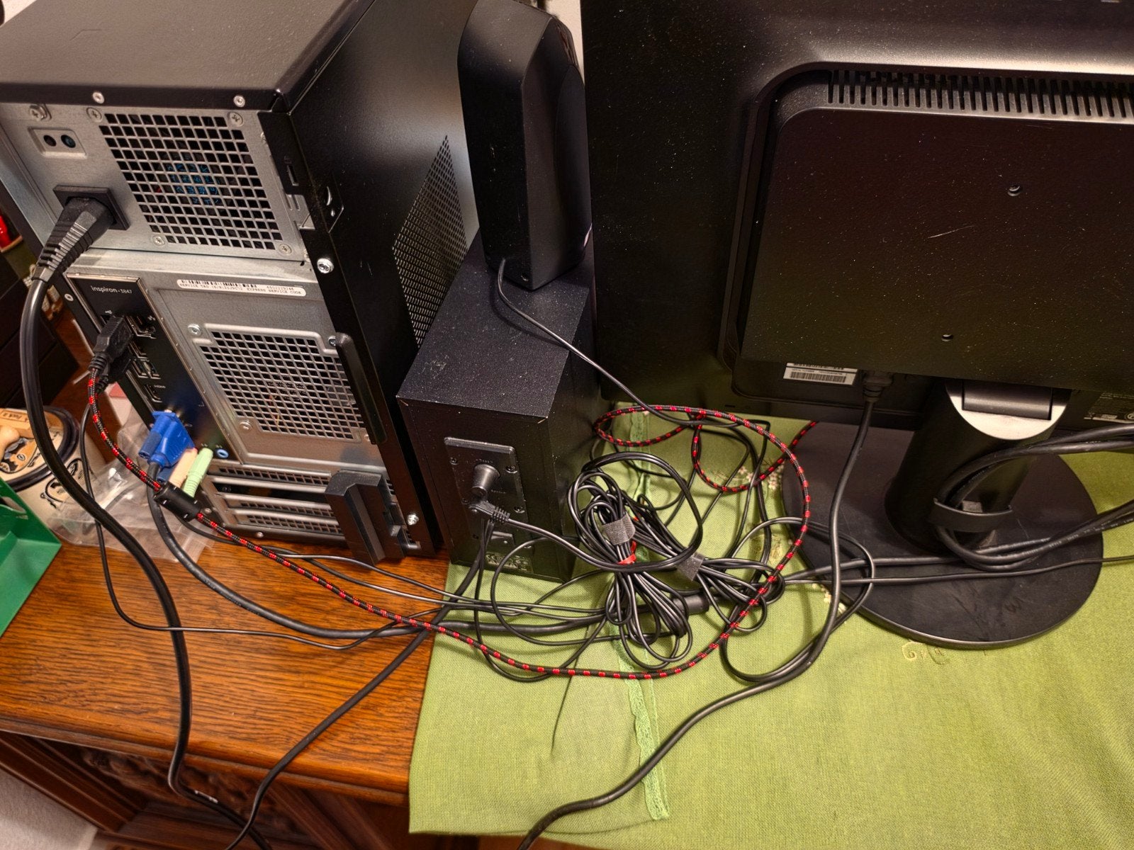 Foto 23 van Complete PC Set: Dell Desktop (SSD + 2TB HDD) + Display