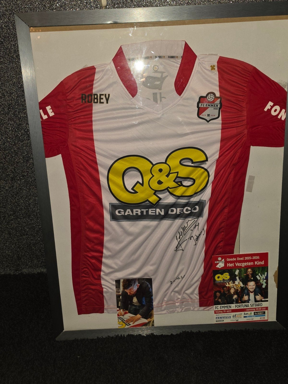 Ingelijst FC Emmen shirt gesigneerd, Verzamelen, Ophalen of Verzenden, Nieuw, Overige binnenlandse clubs, Shirt